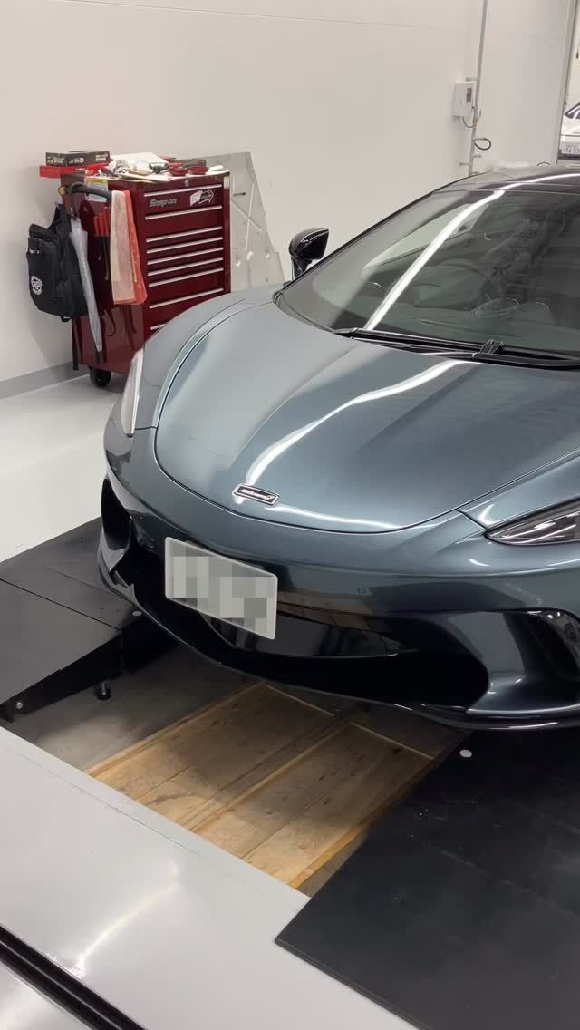 【GLブリティッシュ】マクラーレンの整備工場に潜入！

今回は株式会社GLブリティッシュ『マクラーレン広島』（@mclarenhiroshima）で、スーパーカー・マクラーレンの整備点検に密着してきました。

マクラーレンのアンダーボディってちょっと違うらしい…そんな噂を聞きつけ整備士さんの作業現場に潜入。リフトアップしてみるとパネルが装着されてあり真っ平！
これは速く走るようにするというスーパーカーならではの理由がありました。
「空気抵抗を極限まで減らすことを徹底的に考えた設計」になっており、クルマ好きの心をくすぐるエピソードを教えていただきました！ 

GLブリティッシュ　マクラーレン広島（@mclarenhiroshima）の整備士さん、ありがとうございました！
 
 
#自動車整備士になるプロジェクト #自動車整備士になるプロジェクト2025 #整備士プロジェクト #なるプロ #自動車整備士 #整備士 #整備 #進路 #仕事 #国家資格 #資格取得 #資格 #手に職 #就職活動 #職人 #工具 #つなぎ #将来の夢 #将来の目標 #GLブリティッシュ #マクラーレン #マクラーレン広島 #McLaren #runawaybaby #brunomars