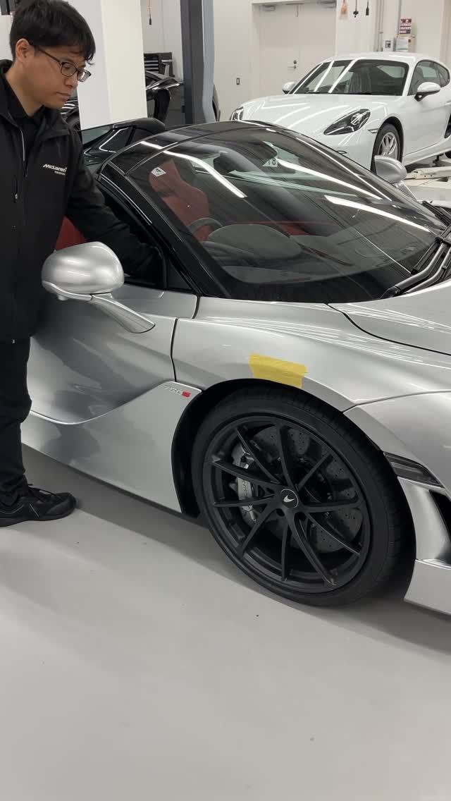 【GLブリティッシュ】マクラーレンの専用工具を使用した点検整備現場に潜入！

今回は株式会社GLブリティッシュの『マクラーレン広島』（@mclarenhiroshima）で、McLarenの点検整備に密着してきました！
そもそも専用工具とは、特定の作業や点検など特定の目的のために作られた工具で、マクラーレンにも多種多様な専用工具があります。

今回は、車高調整機能の点検作業を見せていただきました！
マクラーレンには車高を調整できる機能がついている車両があり、その機能が正常に作動しているかどうかを点検する必要があります。
まずは、機能を作動させ決められた箇所を専用工具で測定します。
その数値を車両に接続した端末に入力し、正常なら点検OK ！
色々な専用工具を駆使して整備をされていらっしゃいました。

GLブリティッシュ　マクラーレン広島（@mclarenhiroshima）の整備士さん、ありがとうございました！

#自動車整備士になるプロジェクト #自動車整備士になるプロジェクト2025 #整備士プロジェクト #なるプロ #自動車整備士