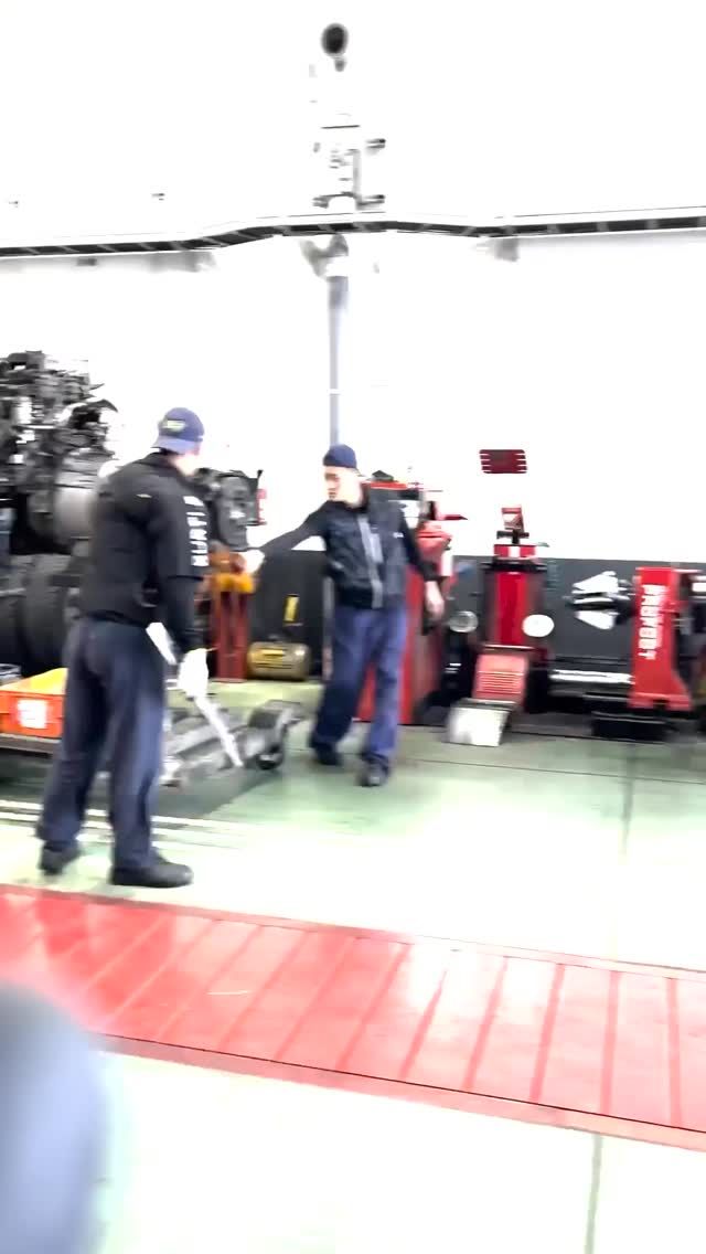 【ウィング広島】エンジンの心臓部に迫る！オーバーホール作業を公開

今回は株式会社ウィング広島で、バスの「エンジン脱着オーバーホール」を担当している整備士さんの作業現場を取材しました！

取材したのは、複雑な構造を熟知した整備士さん。
普段は見ることのできない、バスの巨体を支える巨大なエンジンが車体から降ろされる様子は圧巻です！

「お客様に安心して乗っていただくために整備をすることがやりがい。」
そう語る整備士さんの真剣な眼差しがとても印象的でした。

大切なバスの命を繋ぐ、ウィング広島の整備士さん。
取材にご協力いただき、ありがとうございました！
 
#自動車整備士になるプロジェクト #自動車整備士になるプロジェクト2025 #整備士プロジェクト #なるプロ #自動車整備士